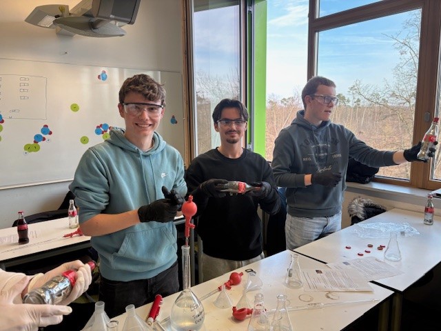 Weihnachtsaktion der Q1-Chemiekurse